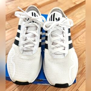 Adidas White and Black Sneakers, Swift Run X, Women's 6, great condition
